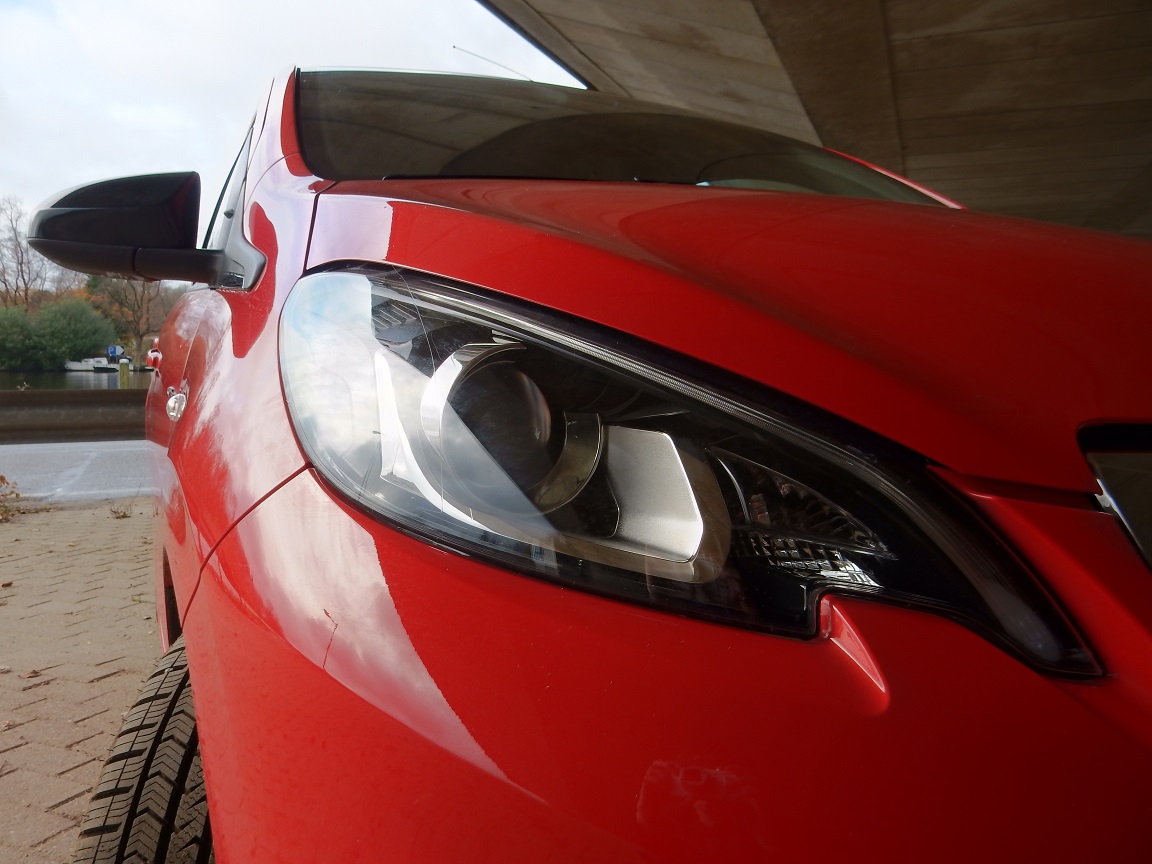 De Peugeot 108 is sinds deze zomer ook leverbaar als GT-Line. Dat is slechts een aankledingspakket, maar is de auto desondanks nog een beetje sportief? AutoVandaag zocht het uit met een rijtest.