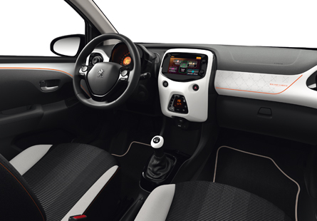 Peugeot viert partnership Roland Garros met de 108 Top! Roland Garros, die luchtig, luxe en sportief is uitgevoerd.