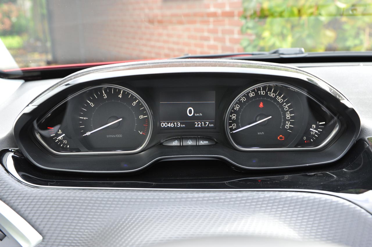 Peugeot voorzag de 2008 vorig jaar van een facelift en weet het model daarmee actueel en concurrerend te houden.