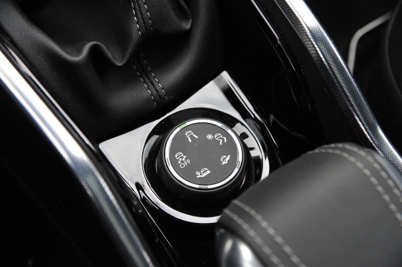 Peugeot voorzag de 2008 vorig jaar van een facelift en weet het model daarmee actueel en concurrerend te houden.