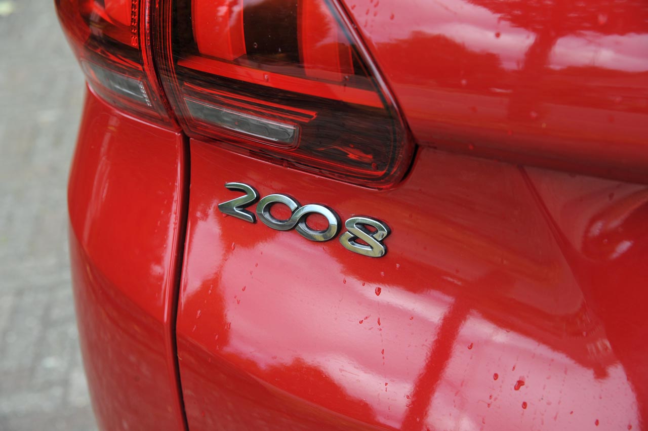 Peugeot voorzag de 2008 vorig jaar van een facelift en weet het model daarmee actueel en concurrerend te houden.