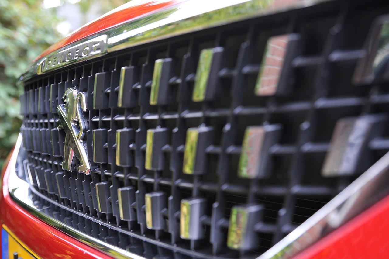 Peugeot voorzag de 2008 vorig jaar van een facelift en weet het model daarmee actueel en concurrerend te houden.