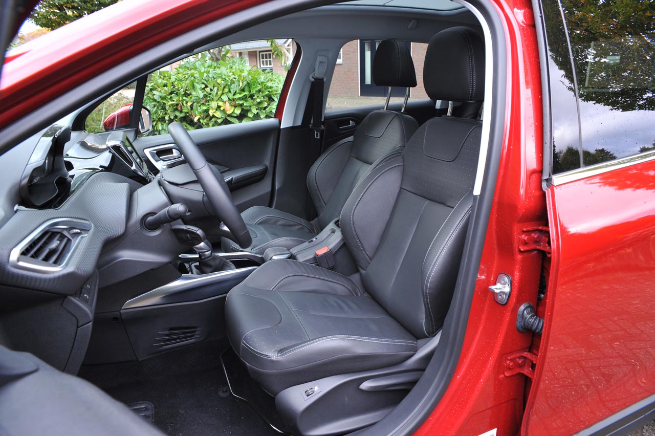 Peugeot voorzag de 2008 vorig jaar van een facelift en weet het model daarmee actueel en concurrerend te houden.