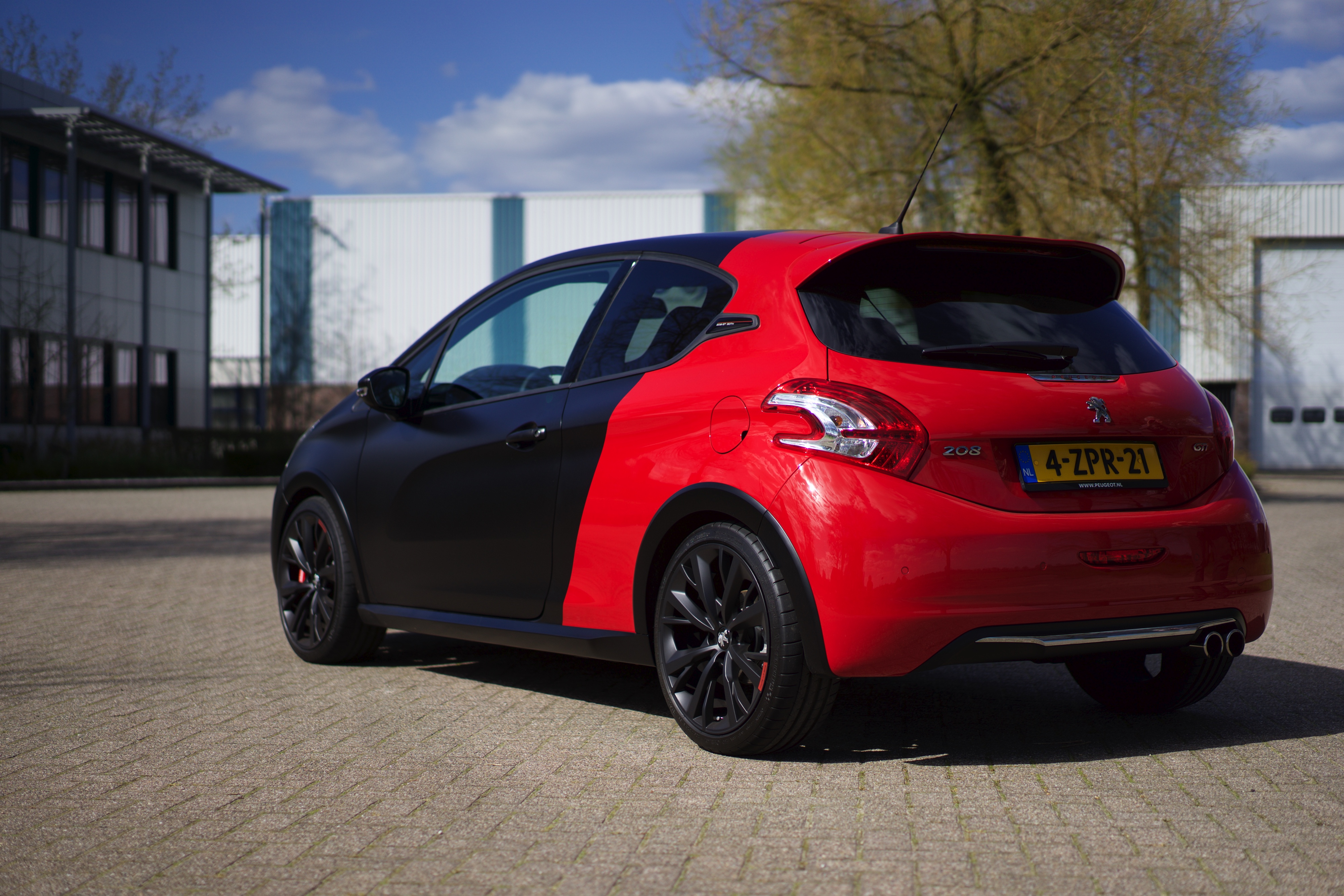 Grotere remmen, meer pk?s, een sperdifferentieel en een andere onderstelafstemming. De feesteditie van de Peugeot 208 GTi strijdt hard om de troon van de kleine hot hatches. Is dit de nieuwe koning?