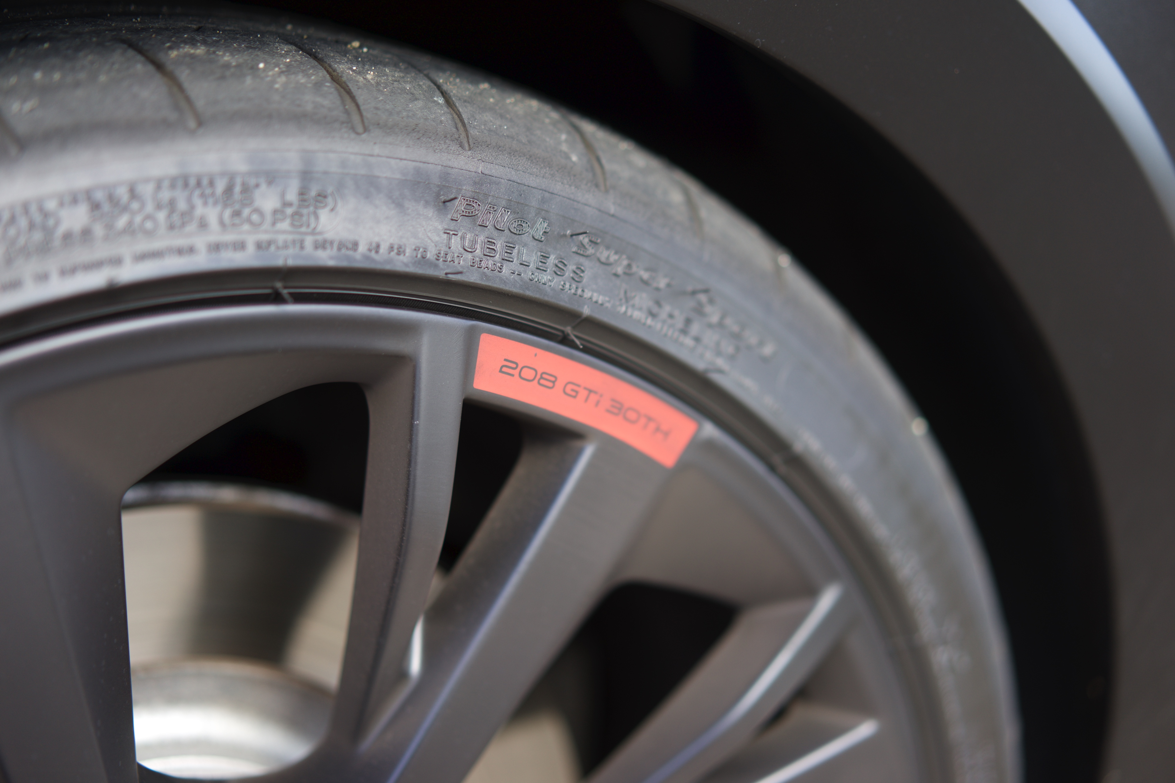 Grotere remmen, meer pk?s, een sperdifferentieel en een andere onderstelafstemming. De feesteditie van de Peugeot 208 GTi strijdt hard om de troon van de kleine hot hatches. Is dit de nieuwe koning?