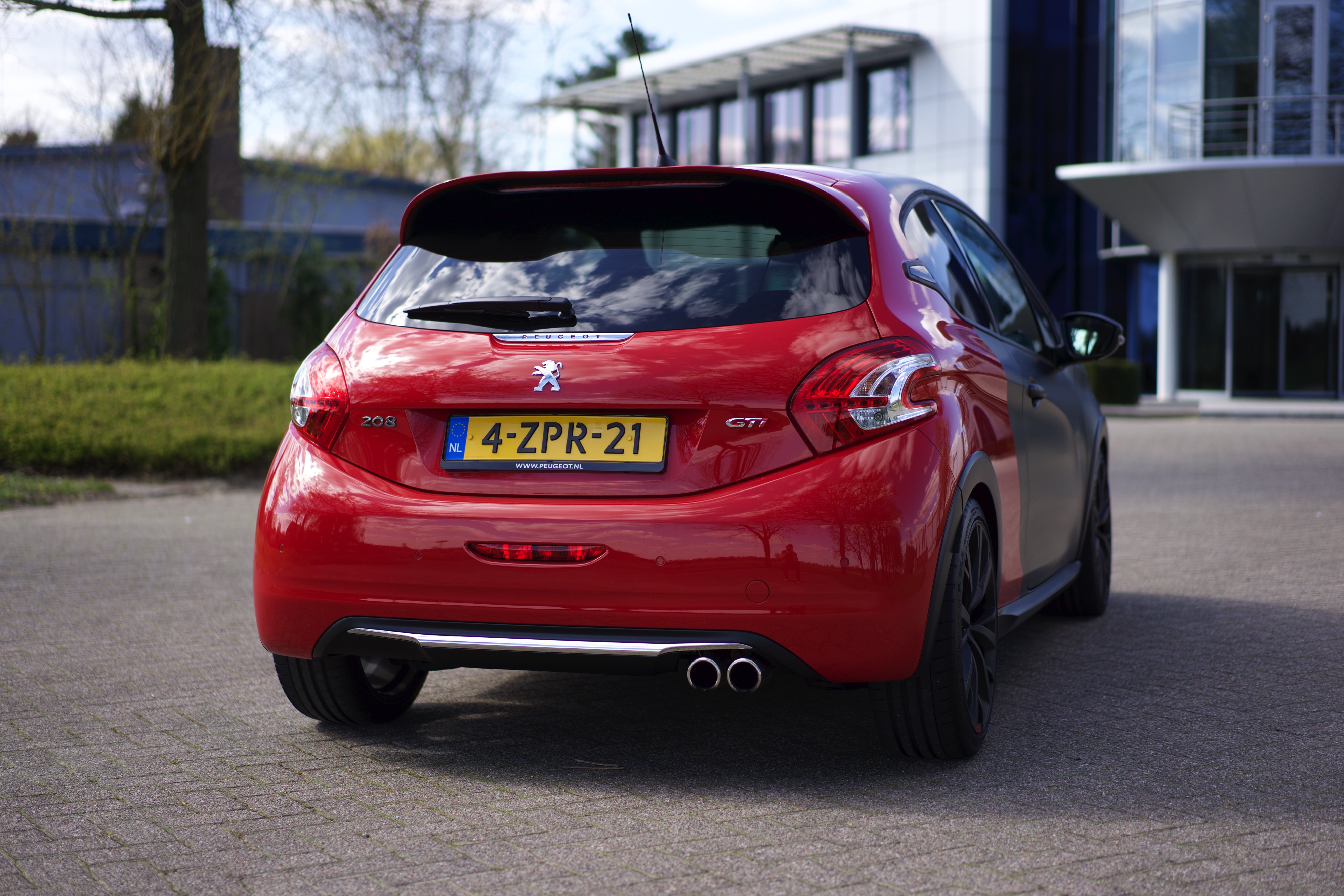 Grotere remmen, meer pk?s, een sperdifferentieel en een andere onderstelafstemming. De feesteditie van de Peugeot 208 GTi strijdt hard om de troon van de kleine hot hatches. Is dit de nieuwe koning?