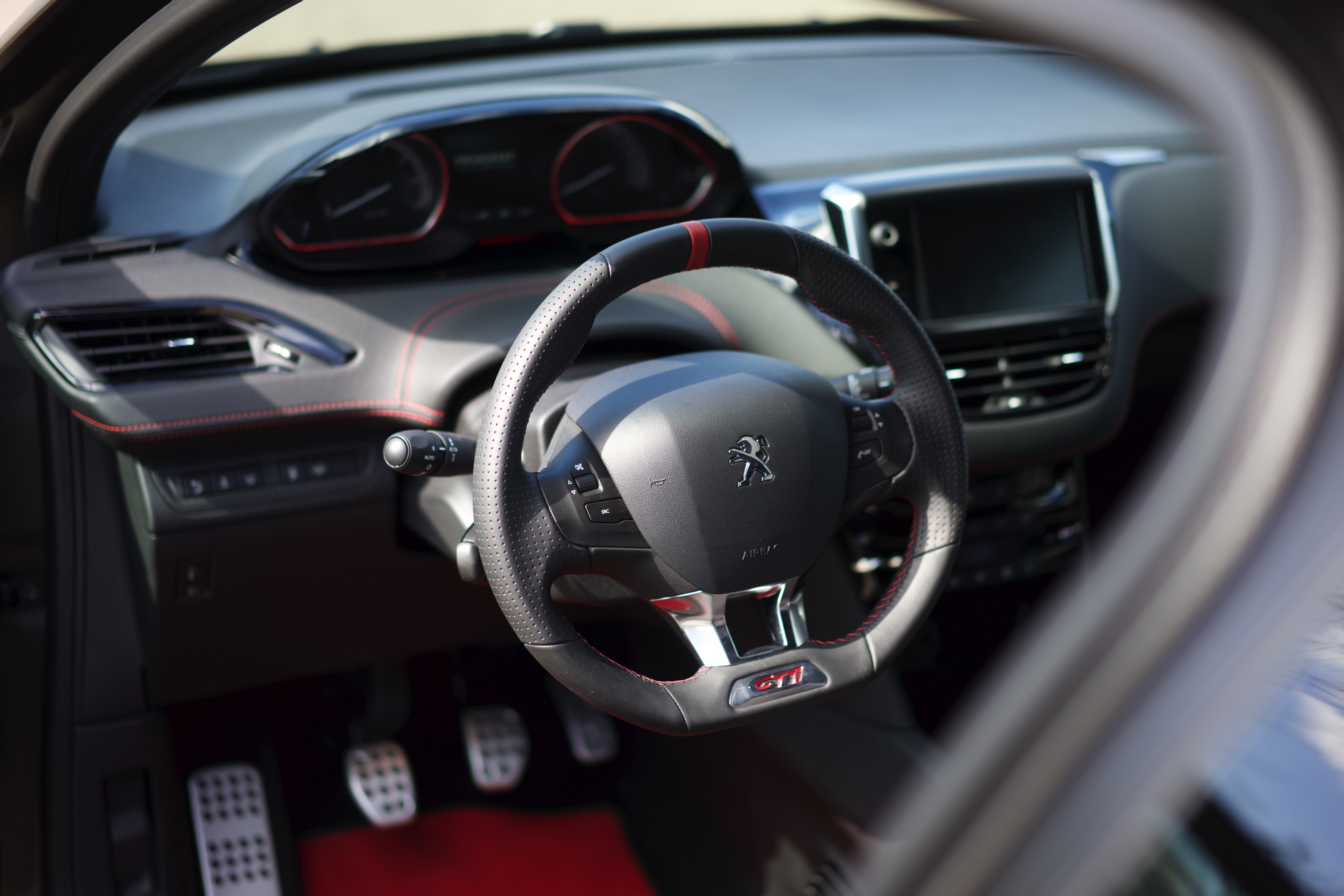 Grotere remmen, meer pk?s, een sperdifferentieel en een andere onderstelafstemming. De feesteditie van de Peugeot 208 GTi strijdt hard om de troon van de kleine hot hatches. Is dit de nieuwe koning?