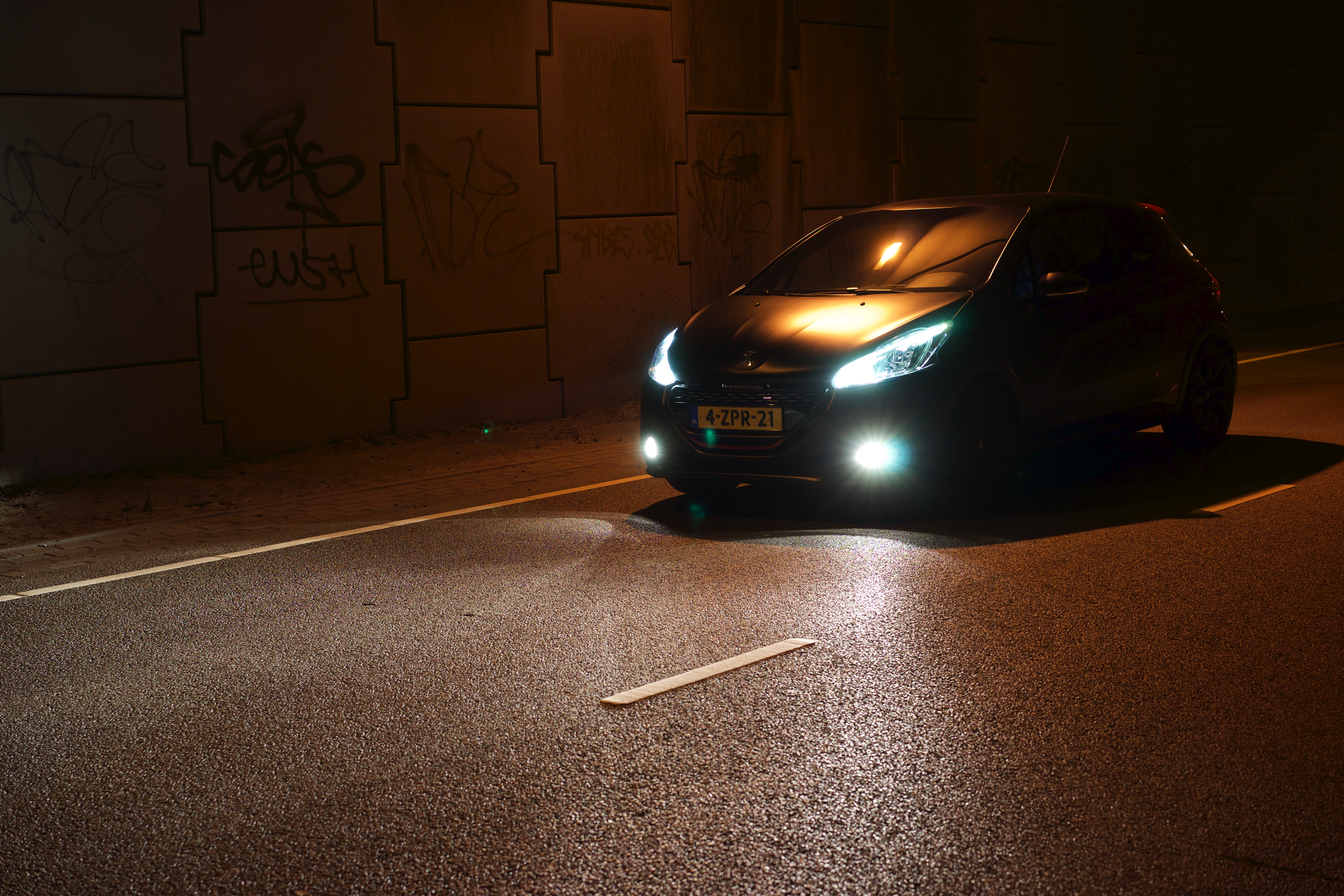 Grotere remmen, meer pk?s, een sperdifferentieel en een andere onderstelafstemming. De feesteditie van de Peugeot 208 GTi strijdt hard om de troon van de kleine hot hatches. Is dit de nieuwe koning?