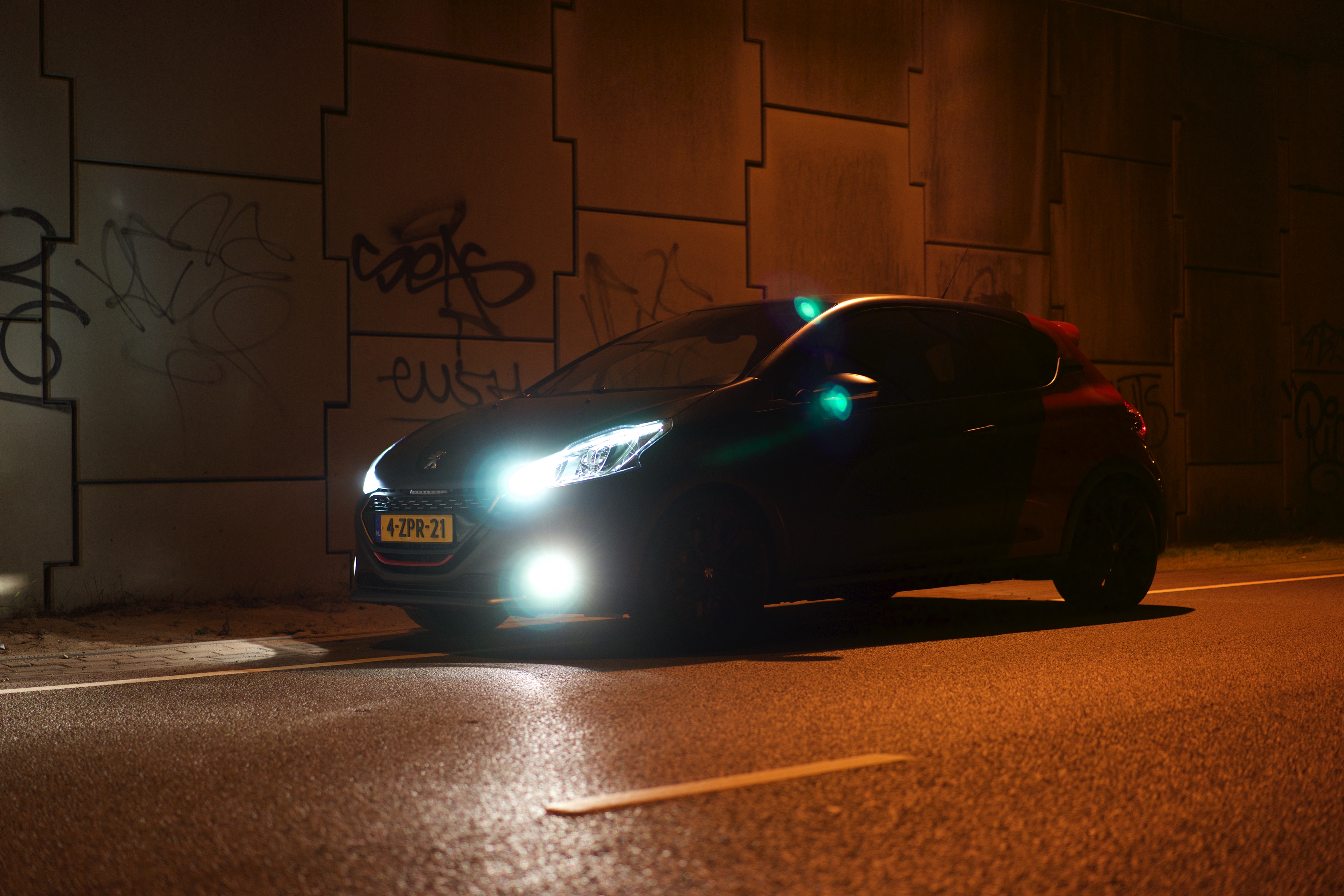 Grotere remmen, meer pk?s, een sperdifferentieel en een andere onderstelafstemming. De feesteditie van de Peugeot 208 GTi strijdt hard om de troon van de kleine hot hatches. Is dit de nieuwe koning?