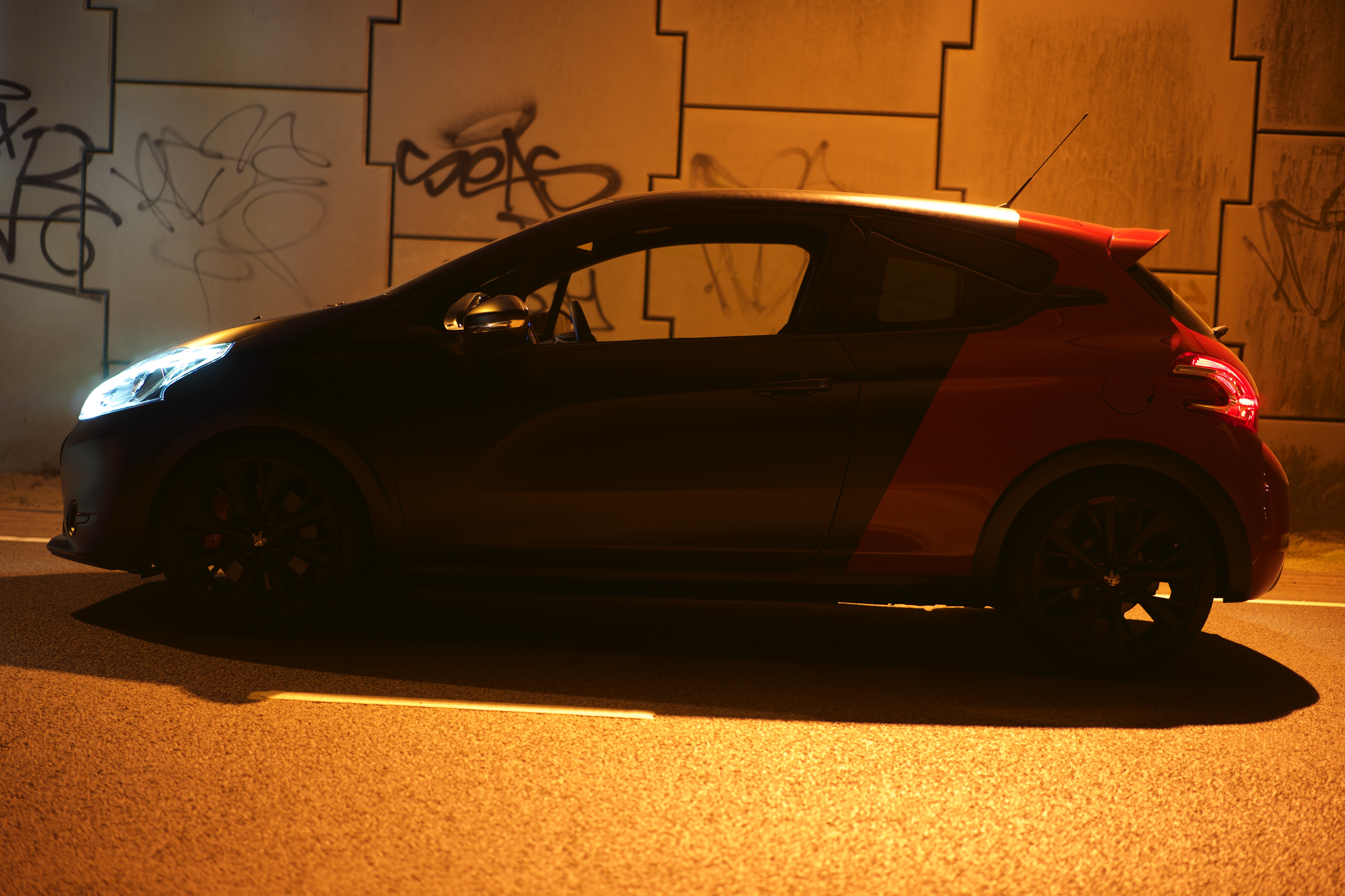 Grotere remmen, meer pk?s, een sperdifferentieel en een andere onderstelafstemming. De feesteditie van de Peugeot 208 GTi strijdt hard om de troon van de kleine hot hatches. Is dit de nieuwe koning?