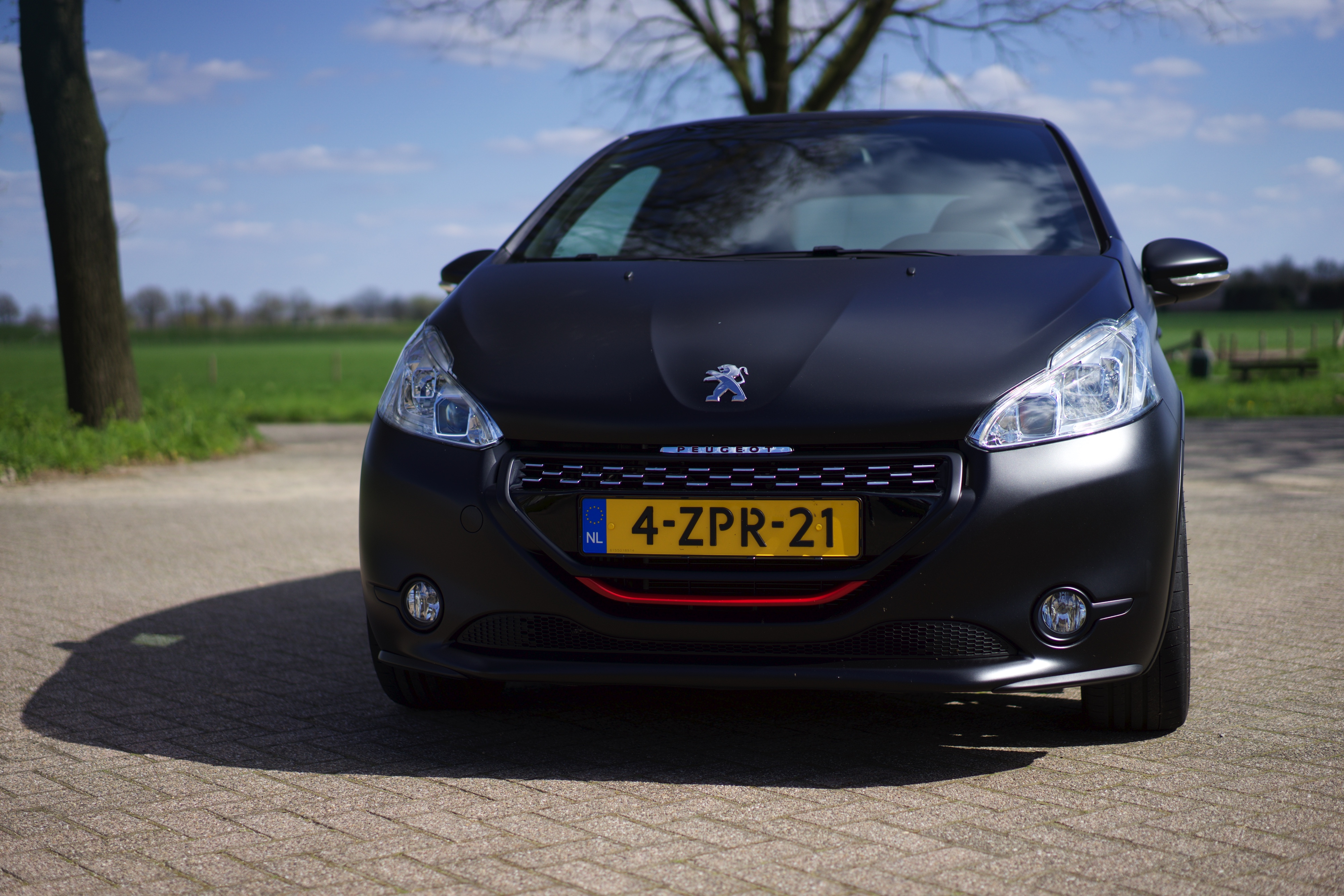 Grotere remmen, meer pk?s, een sperdifferentieel en een andere onderstelafstemming. De feesteditie van de Peugeot 208 GTi strijdt hard om de troon van de kleine hot hatches. Is dit de nieuwe koning?