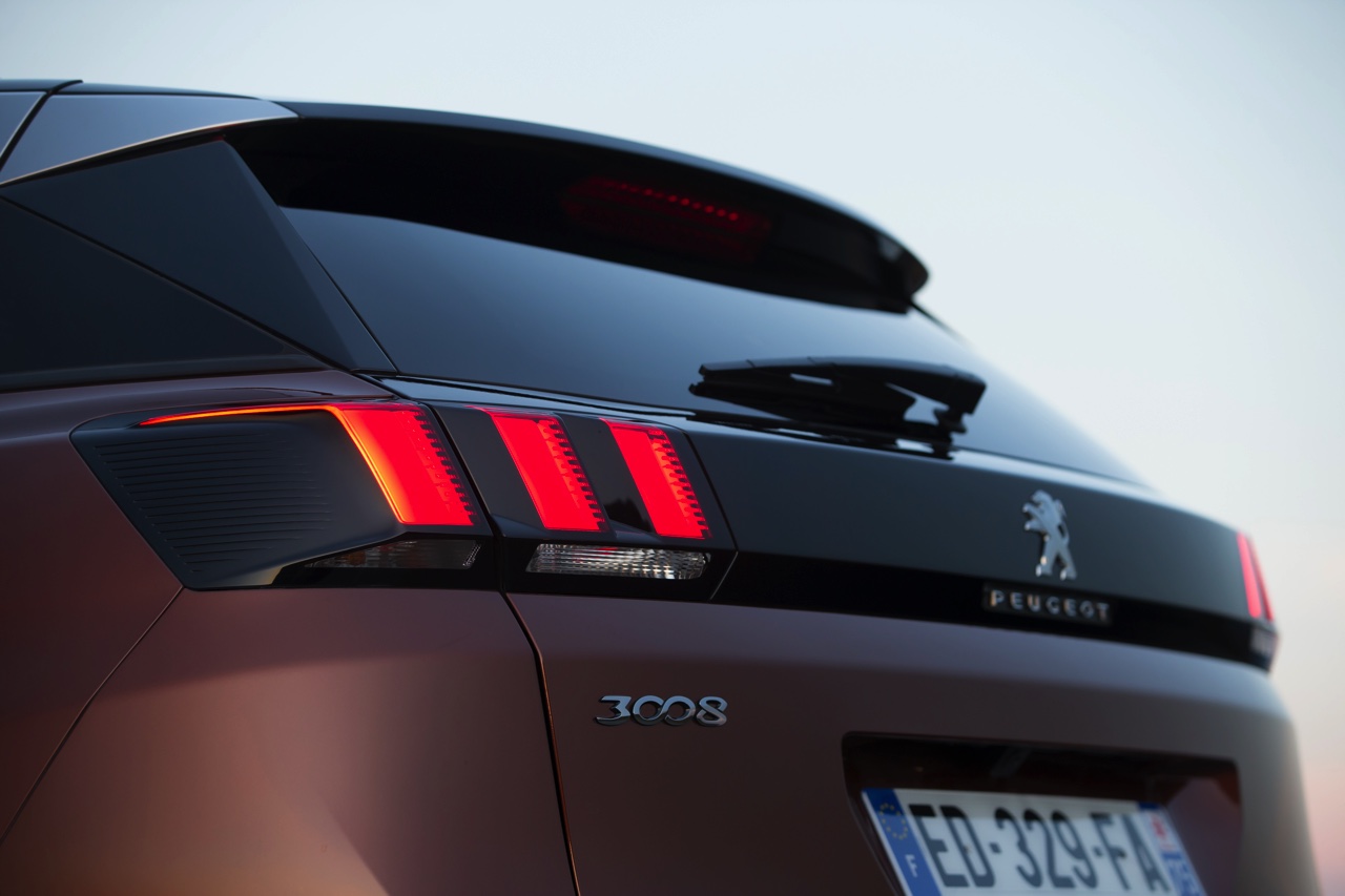Autotest van de nieuwe Peugeot 3008. Peugeot transformeert de crossover tot een SUV. AutoVandaag rijdt met de 3008 THP 130 en 3008 BlueHDi 120.