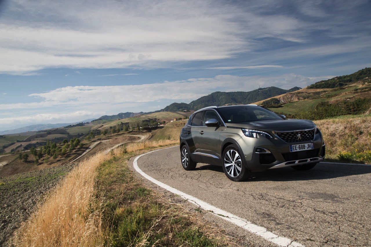 Autotest van de nieuwe Peugeot 3008. Peugeot transformeert de crossover tot een SUV. AutoVandaag rijdt met de 3008 THP 130 en 3008 BlueHDi 120.
