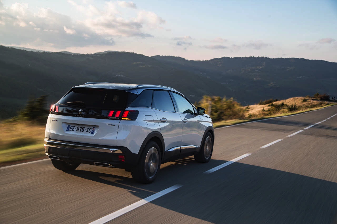 Autotest van de nieuwe Peugeot 3008. Peugeot transformeert de crossover tot een SUV. AutoVandaag rijdt met de 3008 THP 130 en 3008 BlueHDi 120.