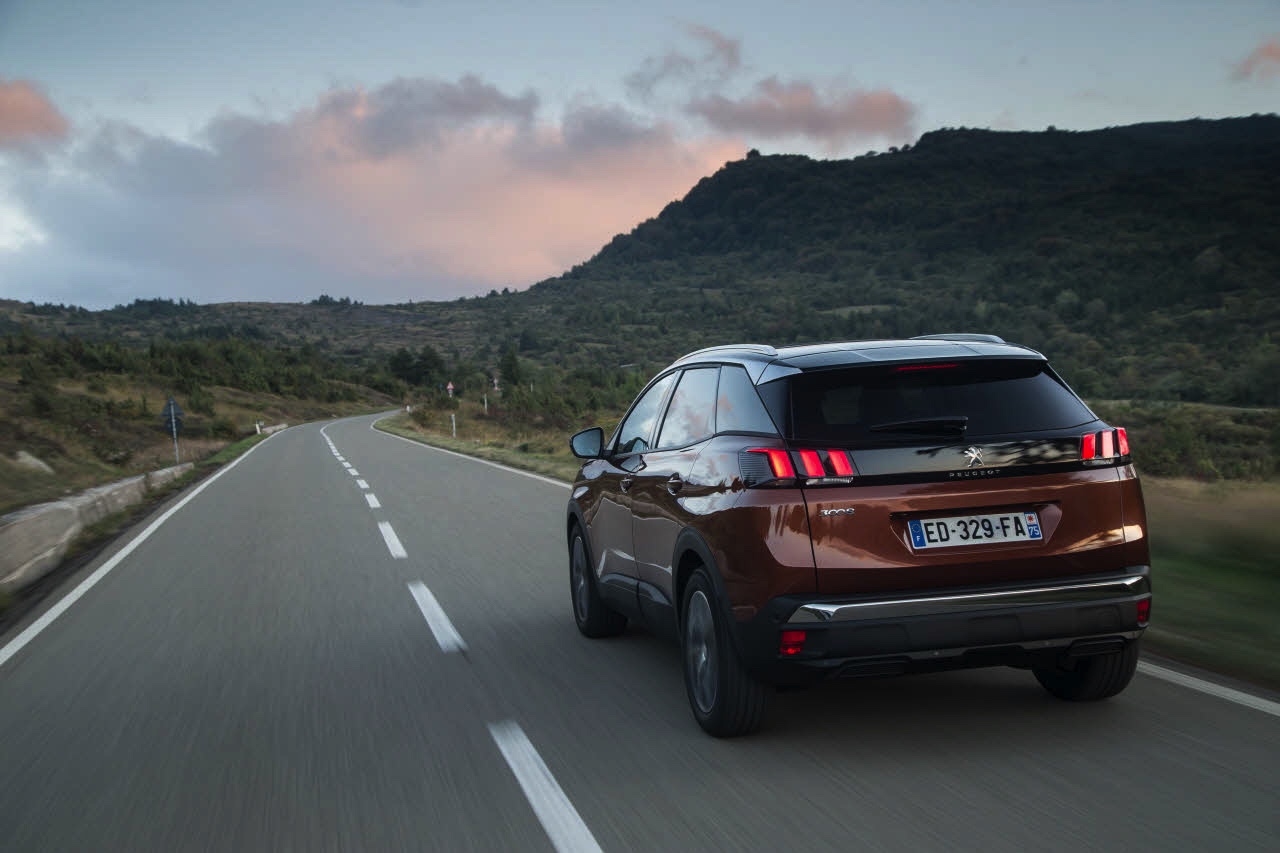 Autotest van de nieuwe Peugeot 3008. Peugeot transformeert de crossover tot een SUV. AutoVandaag rijdt met de 3008 THP 130 en 3008 BlueHDi 120.