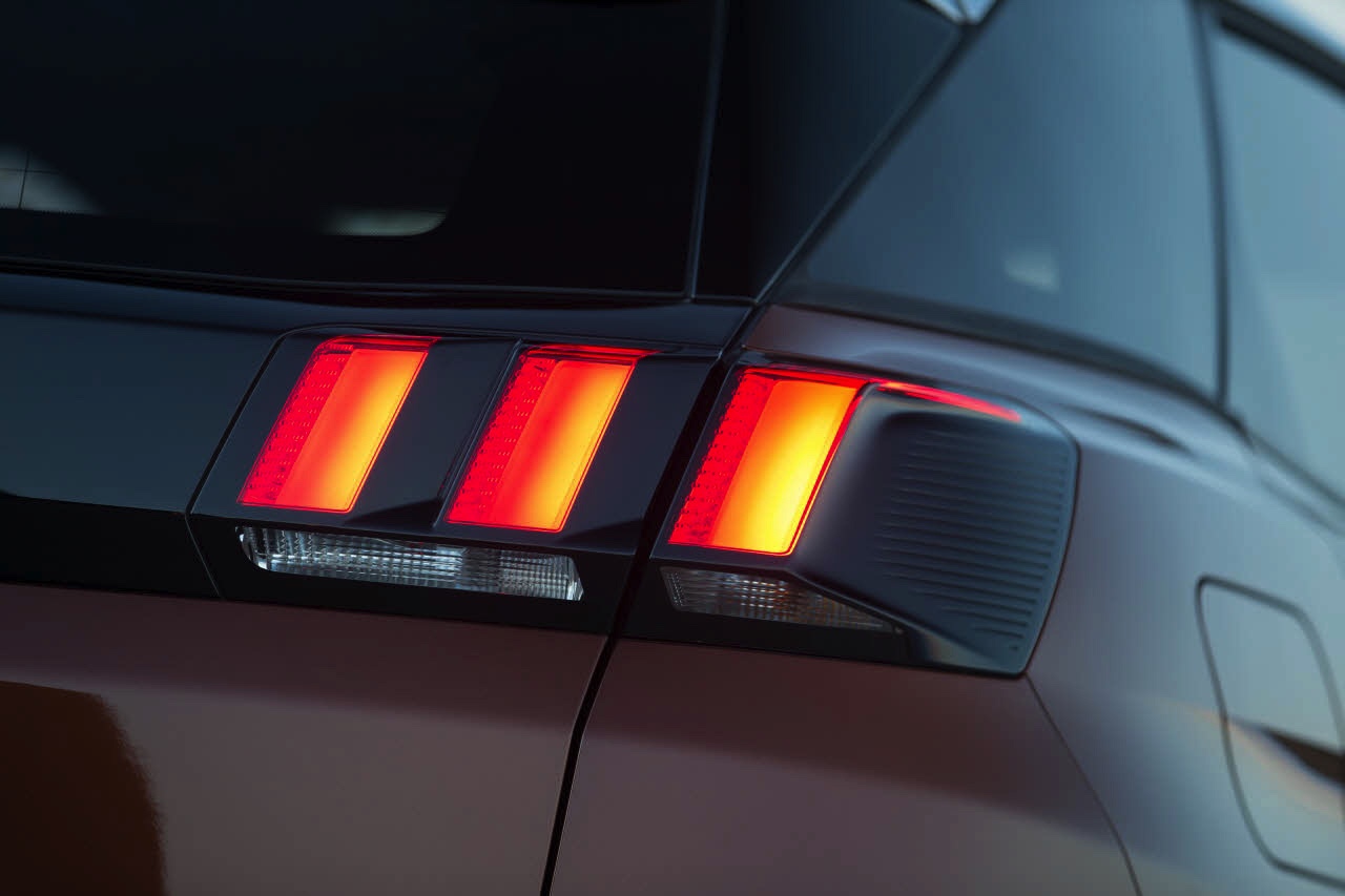 Autotest van de nieuwe Peugeot 3008. Peugeot transformeert de crossover tot een SUV. AutoVandaag rijdt met de 3008 THP 130 en 3008 BlueHDi 120.
