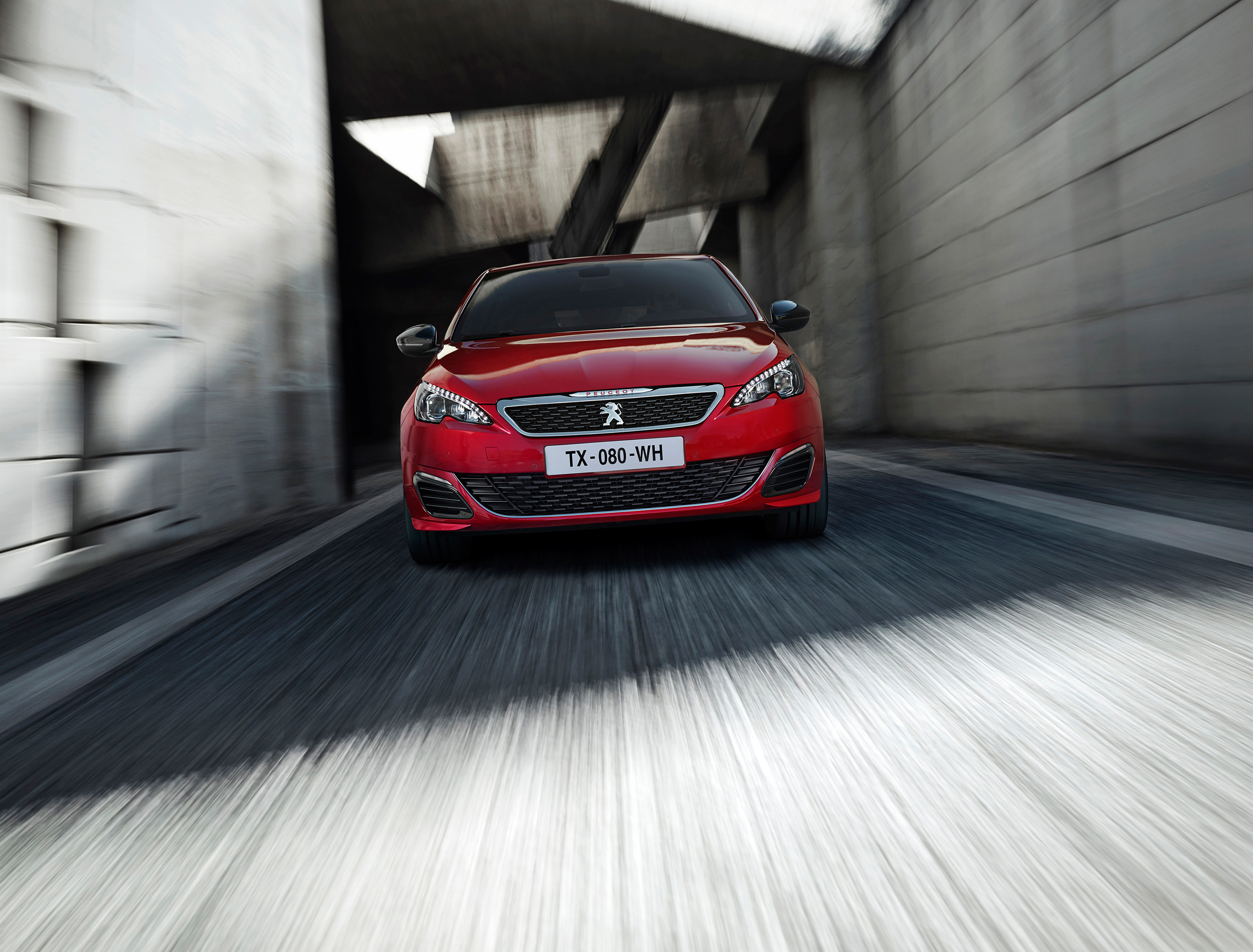 37.400 euro. Dat moet de Peugeot 308 GTi by Peugeot Sport minimaal gaan kosten. Maar wie 3.000 euro meer meeneemt naar de Peugeotdealer mag meteen vertrekken met de topversie van de auto.