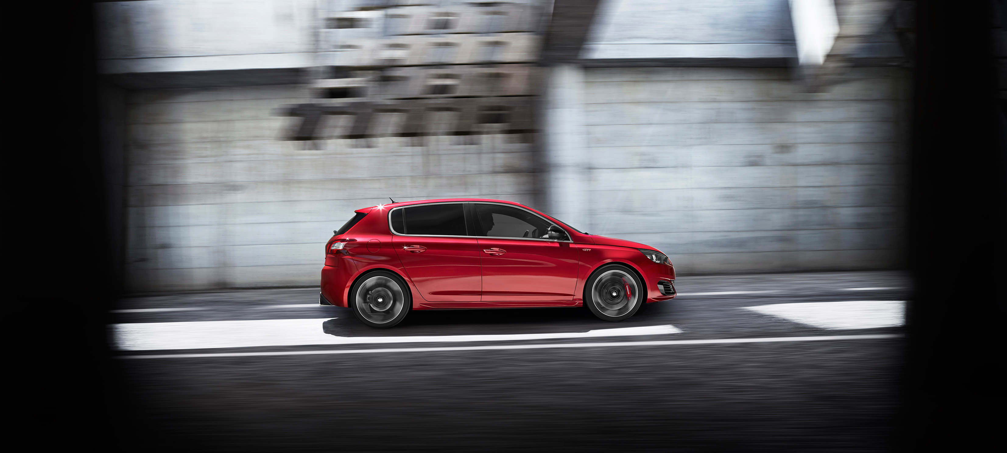 37.400 euro. Dat moet de Peugeot 308 GTi by Peugeot Sport minimaal gaan kosten. Maar wie 3.000 euro meer meeneemt naar de Peugeotdealer mag meteen vertrekken met de topversie van de auto.