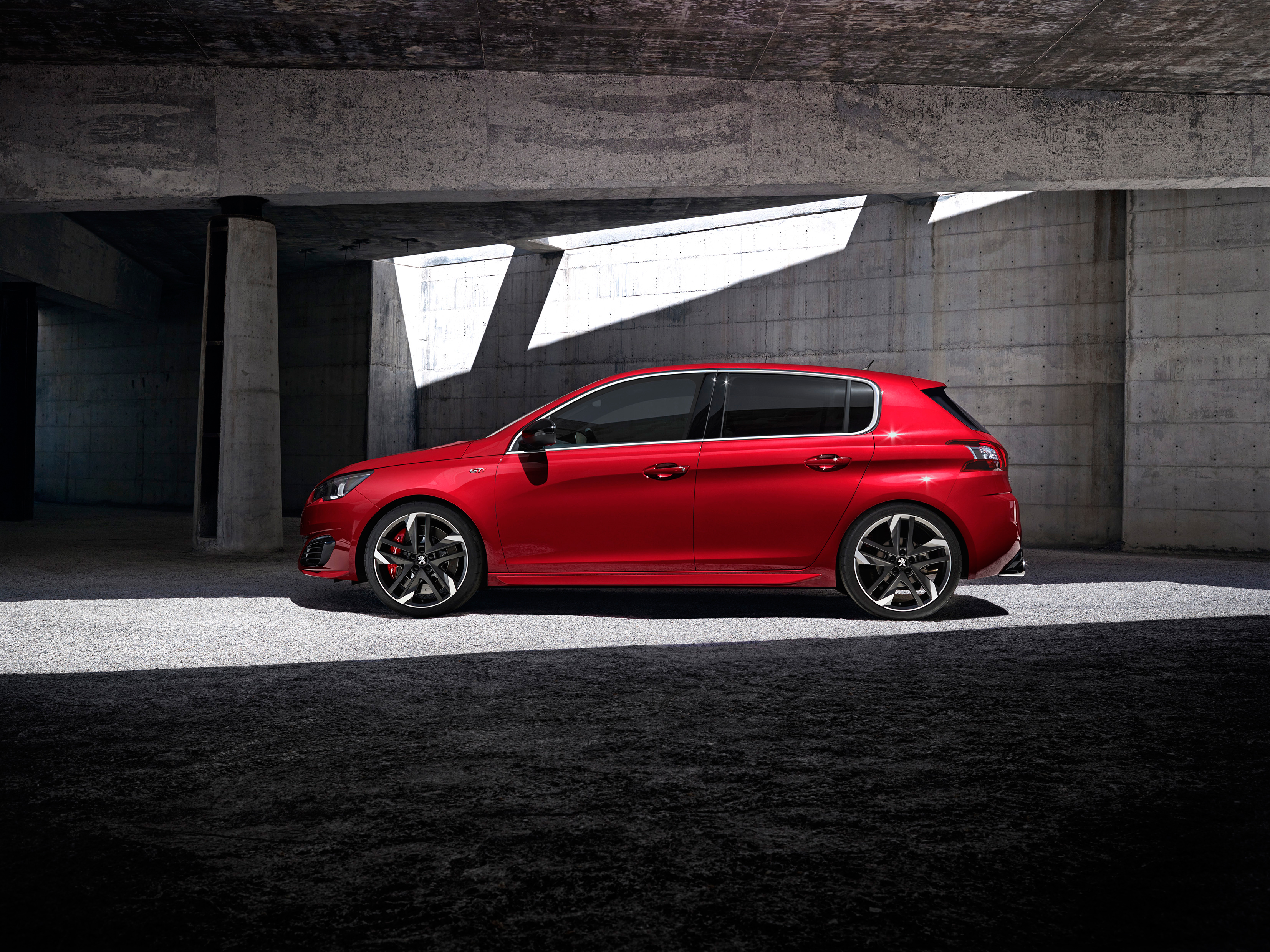 De Peugeot 308 krijgt een sportieve topversie, de 308 GTi by Peugeot Sport. Hij komt er in twee smaken, met 250 of met 270 pk.