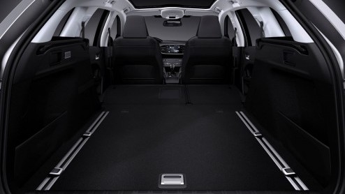Peugeot brengt de eerste fotos naar buiten van de 308 SW. Eerder al maakte de fabrikant de prijzen bekend en liet weten dat er een versie komt met 14% bijtelling.