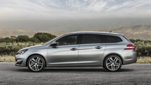 Test nieuwe Peugeot 308 SW. De nieuwe stationwagon van Peugeot is een aanwinst, want hij heeft meer bagageruimte dan zijn concurrenten en is leverbaar met zeer prettige BlueHDI en e-THP motoren.
