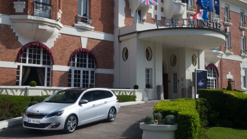 Test nieuwe Peugeot 308 SW. De nieuwe stationwagon van Peugeot is een aanwinst, want hij heeft meer bagageruimte dan zijn concurrenten en is leverbaar met zeer prettige BlueHDI en e-THP motoren.
