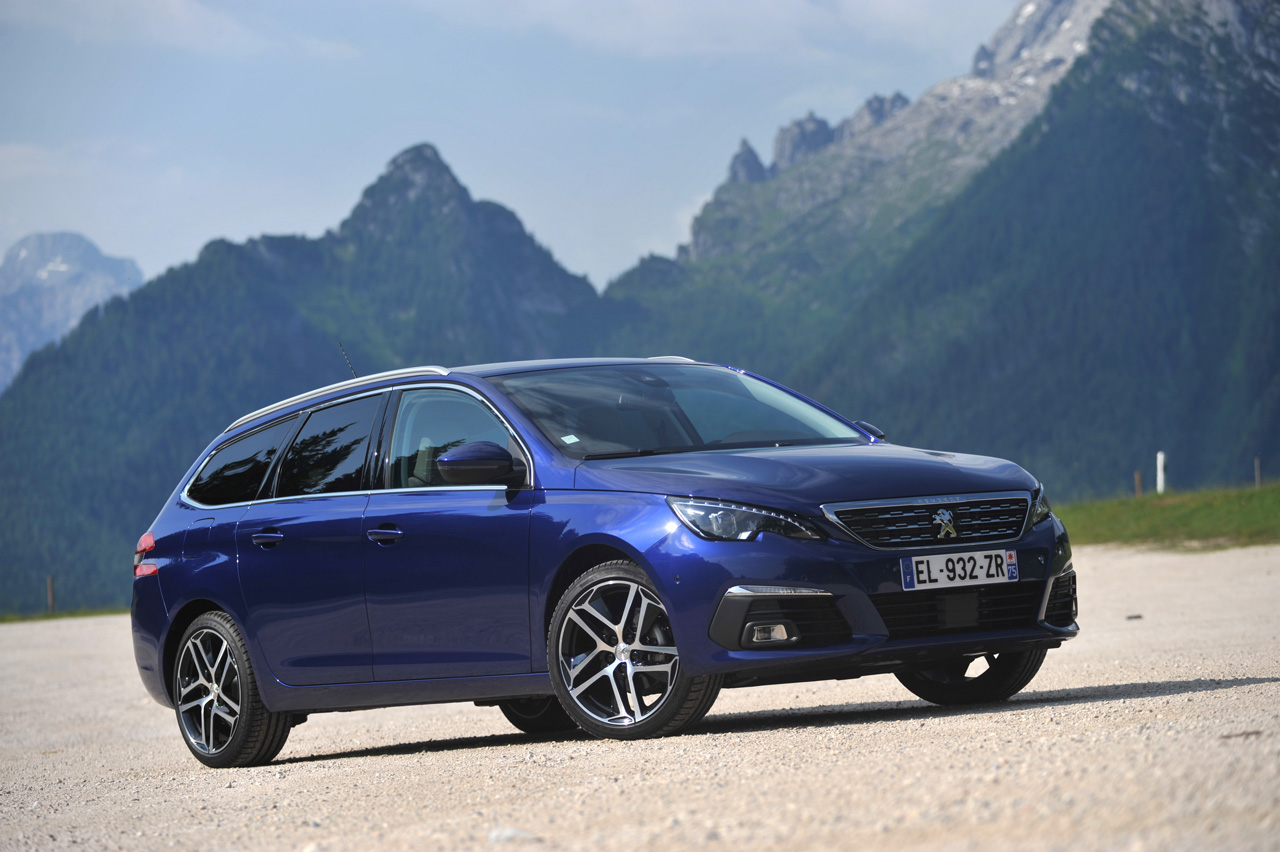 Peugeot geeft de 308 een bescheiden facelift en introduceert meteen diverse elektronische voorzieningen plus ook nieuwe motoren en een 8-traps automaat.