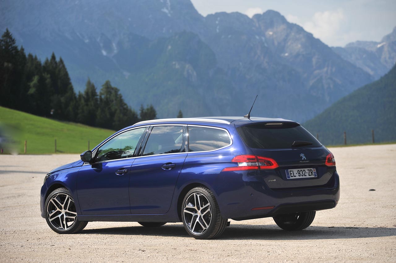 Peugeot geeft de 308 een bescheiden facelift en introduceert meteen diverse elektronische voorzieningen plus ook nieuwe motoren en een 8-traps automaat.