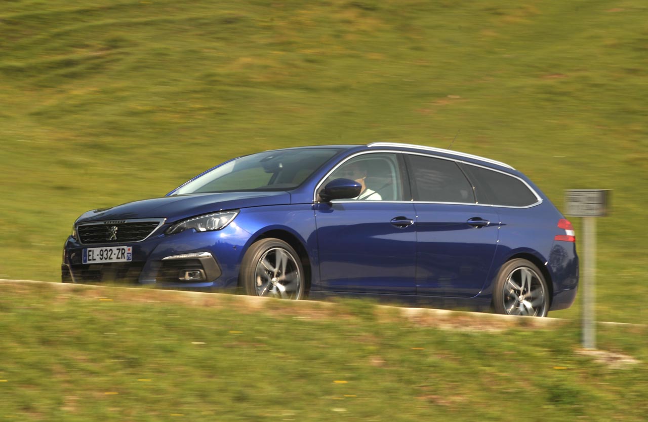 Peugeot geeft de 308 een bescheiden facelift en introduceert meteen diverse elektronische voorzieningen plus ook nieuwe motoren en een 8-traps automaat.