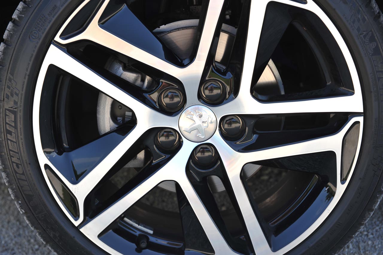 Peugeot geeft de 308 een bescheiden facelift en introduceert meteen diverse elektronische voorzieningen plus ook nieuwe motoren en een 8-traps automaat.