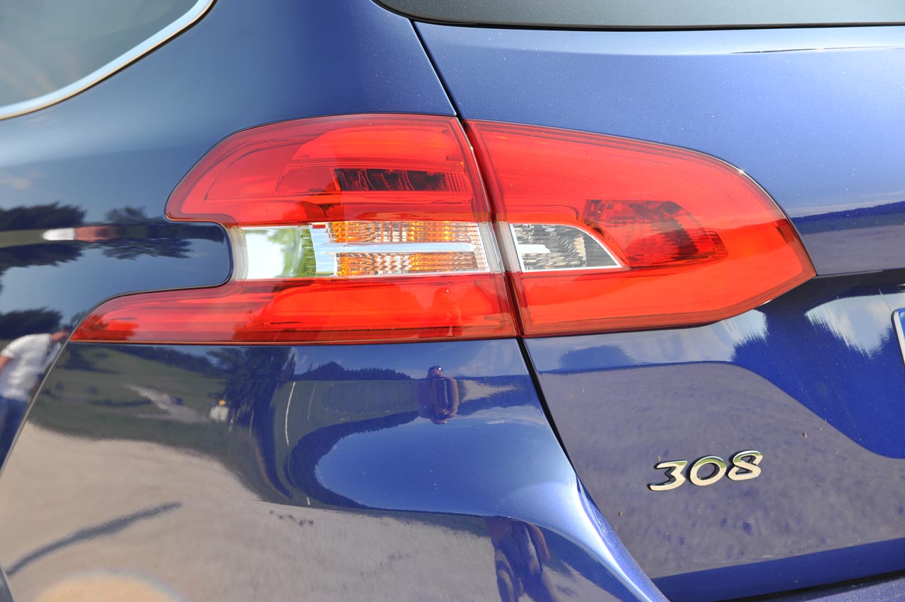 Peugeot geeft de 308 een bescheiden facelift en introduceert meteen diverse elektronische voorzieningen plus ook nieuwe motoren en een 8-traps automaat.