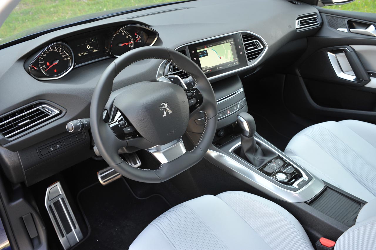 Peugeot geeft de 308 een bescheiden facelift en introduceert meteen diverse elektronische voorzieningen plus ook nieuwe motoren en een 8-traps automaat.