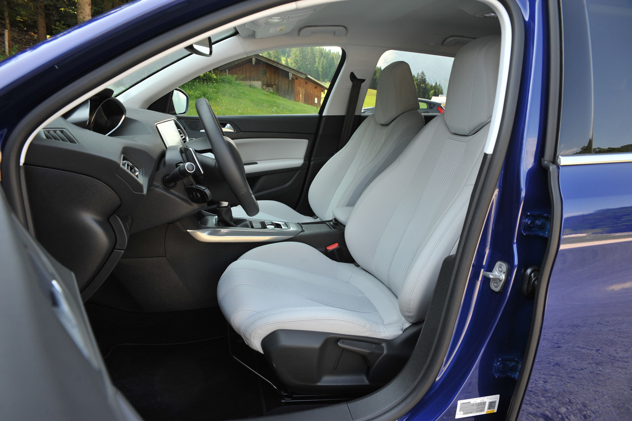 Peugeot geeft de 308 een bescheiden facelift en introduceert meteen diverse elektronische voorzieningen plus ook nieuwe motoren en een 8-traps automaat.