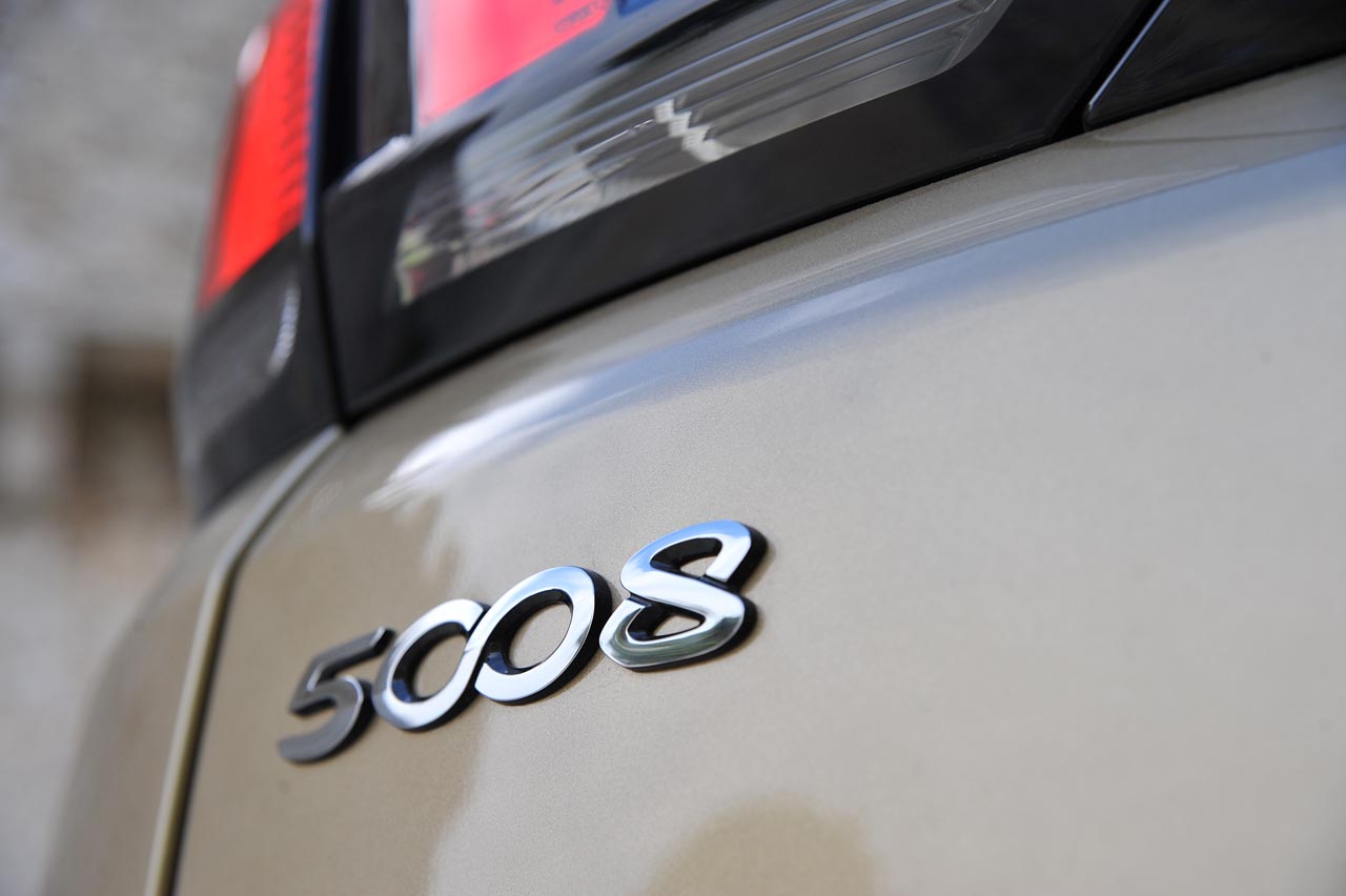 Peugeot breidt haar programma SUV's uit met de 5008. Bekende naam, nieuwe invulling, de 7 zitplaatsen zijn gebleven.