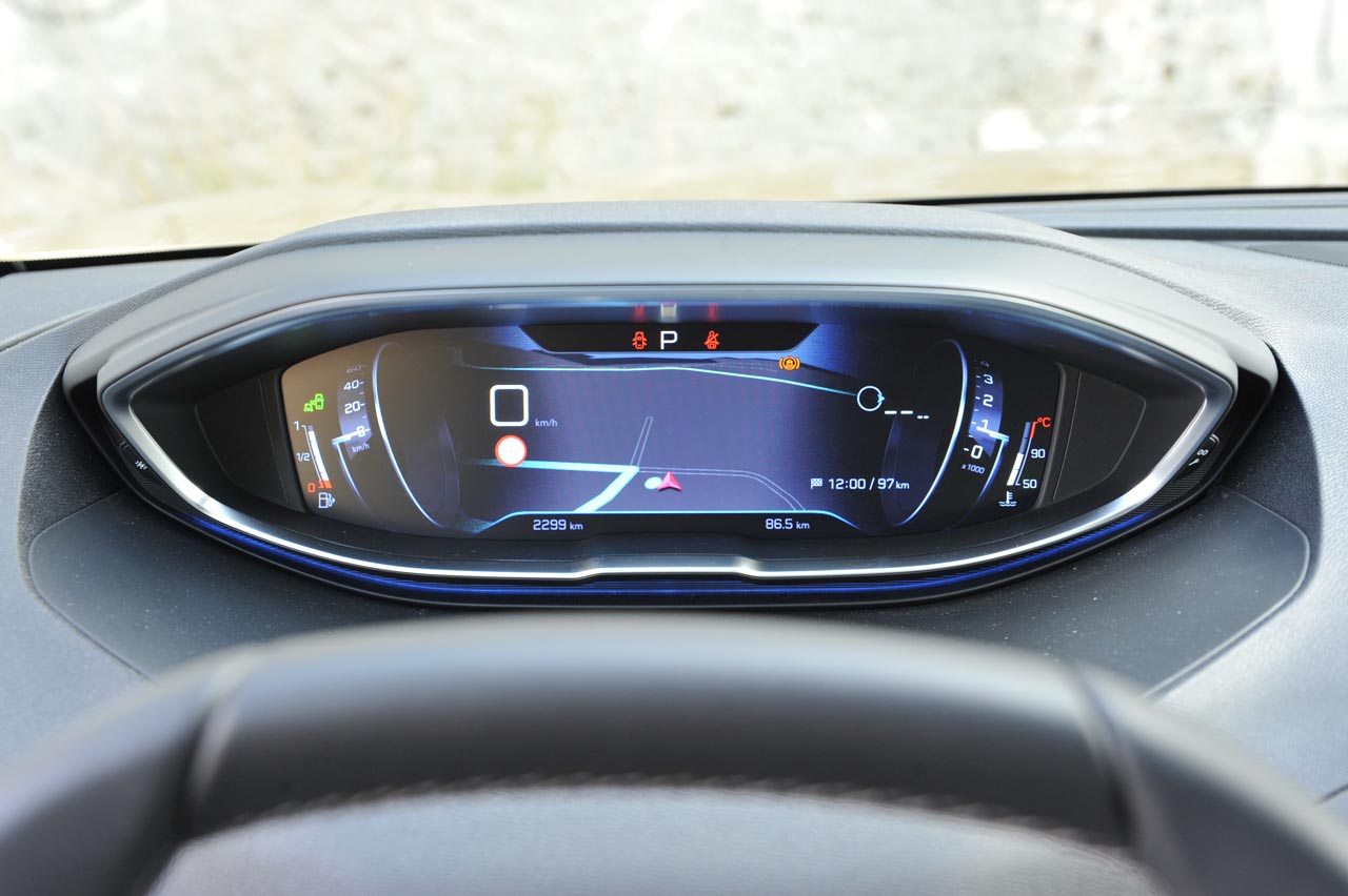Peugeot breidt haar programma SUV's uit met de 5008. Bekende naam, nieuwe invulling, de 7 zitplaatsen zijn gebleven.