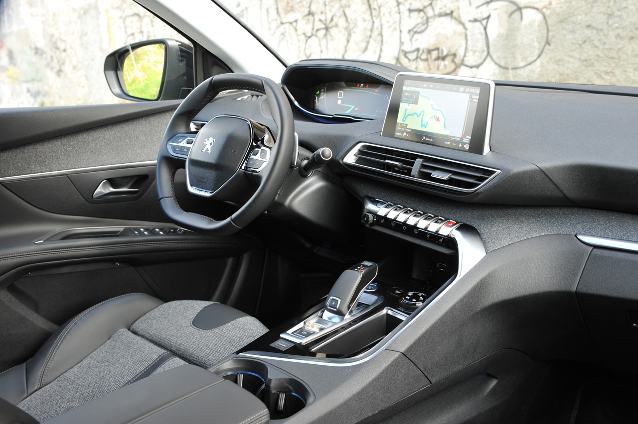 Peugeot breidt haar programma SUV's uit met de 5008. Bekende naam, nieuwe invulling, de 7 zitplaatsen zijn gebleven.