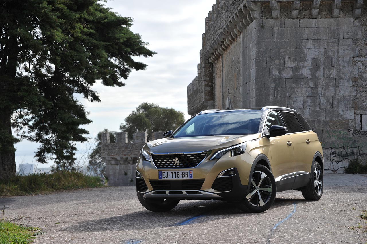Peugeot breidt haar programma SUV's uit met de 5008. Bekende naam, nieuwe invulling, de 7 zitplaatsen zijn gebleven.