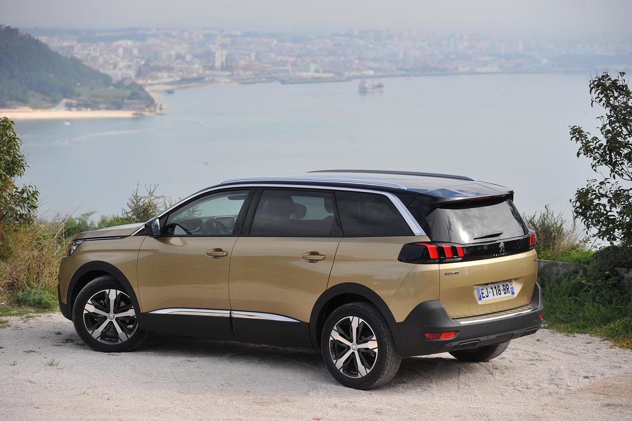 Peugeot breidt haar programma SUV's uit met de 5008. Bekende naam, nieuwe invulling, de 7 zitplaatsen zijn gebleven.