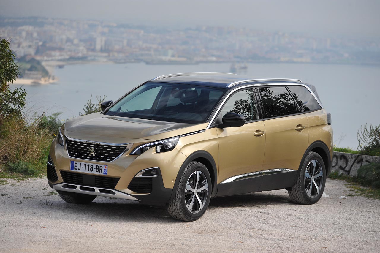 Peugeot breidt haar programma SUV's uit met de 5008. Bekende naam, nieuwe invulling, de 7 zitplaatsen zijn gebleven.