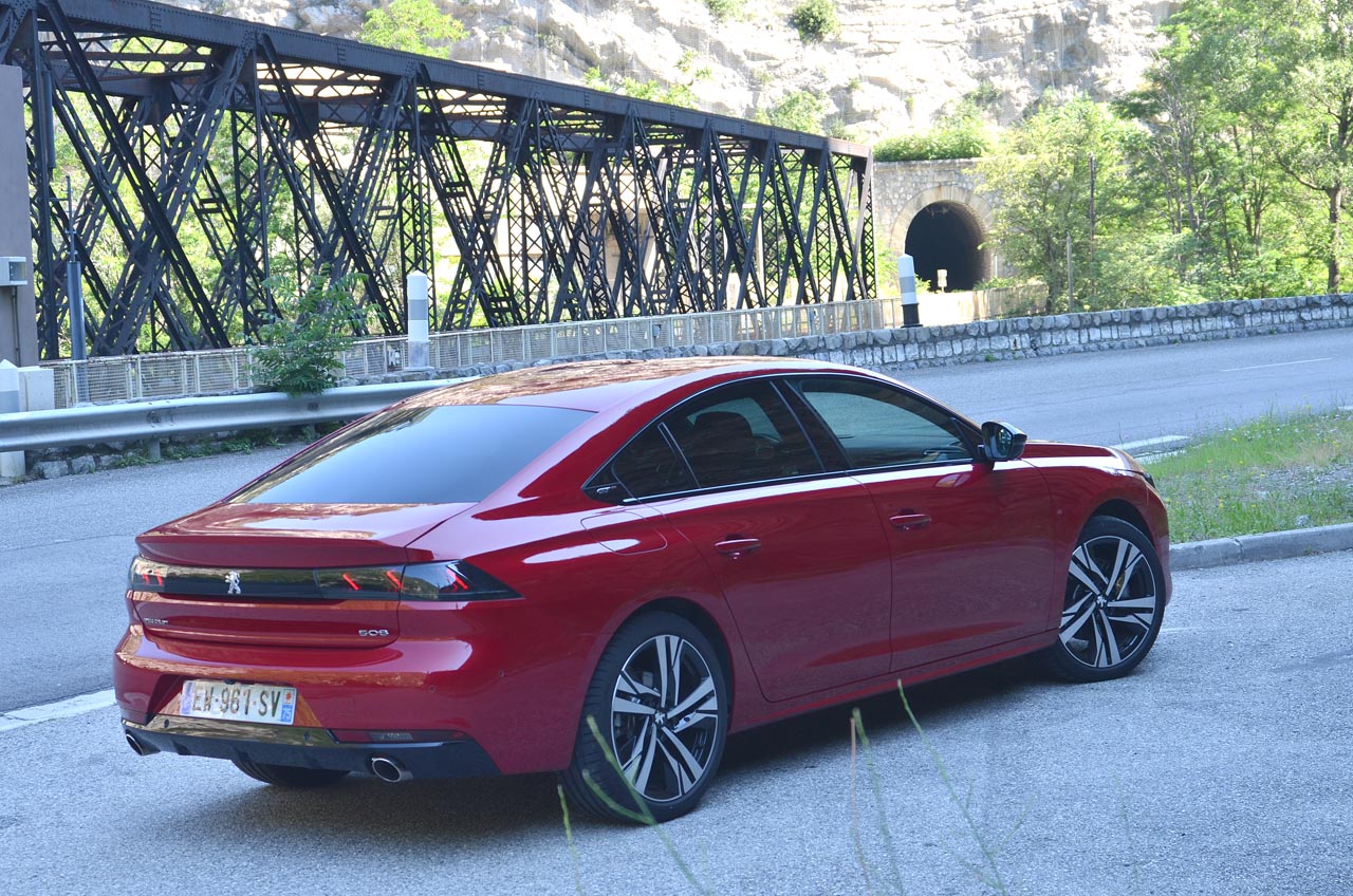 Peugeot gaat met de nieuwe 508 een compleet andere kant op. De auto is compacter dan zijn voorganger, maar heefg beslist meer inhoud.