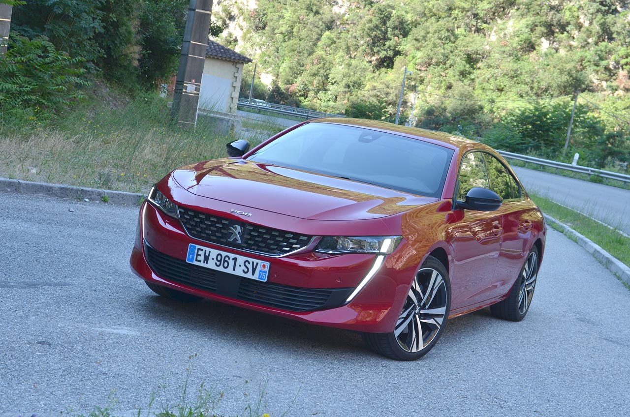 Peugeot gaat met de nieuwe 508 een compleet andere kant op. De auto is compacter dan zijn voorganger, maar heefg beslist meer inhoud.