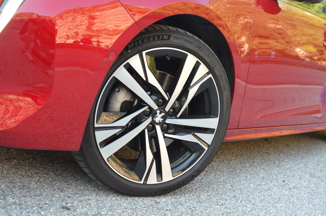 Peugeot gaat met de nieuwe 508 een compleet andere kant op. De auto is compacter dan zijn voorganger, maar heefg beslist meer inhoud.
