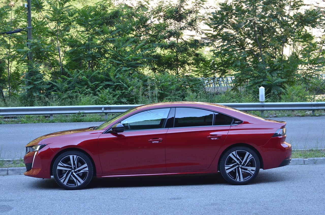 Peugeot gaat met de nieuwe 508 een compleet andere kant op. De auto is compacter dan zijn voorganger, maar heefg beslist meer inhoud.