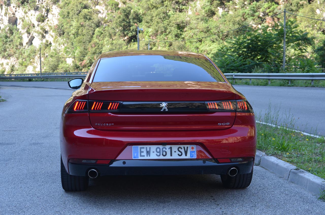 Peugeot gaat met de nieuwe 508 een compleet andere kant op. De auto is compacter dan zijn voorganger, maar heefg beslist meer inhoud.