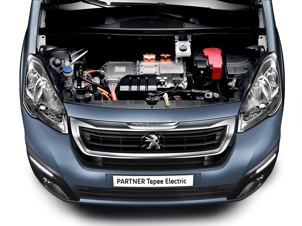 Peugeot presenteert een nieuwe versie van de Partner en wel een volledig elektrische. De elektrische versie is gebaseerd op de Partner Teppee en alle interieurruimte blijft behouden.