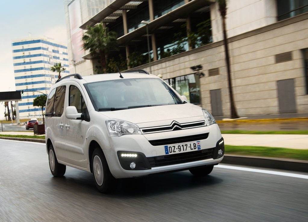 Peugeot presenteert een nieuwe versie van de Partner en wel een volledig elektrische. De elektrische versie is gebaseerd op de Partner Teppee en alle interieurruimte blijft behouden.