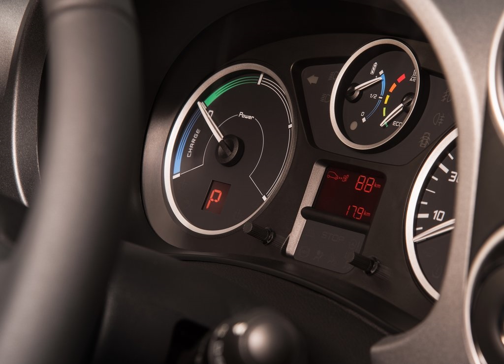 Peugeot presenteert een nieuwe versie van de Partner en wel een volledig elektrische. De elektrische versie is gebaseerd op de Partner Teppee en alle interieurruimte blijft behouden.