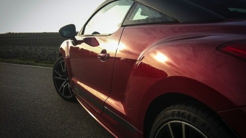 Test Peugeot RCZ R met 1.6 THP 270 pk turbomotor. Een sportieve wildebras met fraaie lijnen en een prachtig interieur. Het smakelijke alternatief voor de Peugeot 308 R, die nog moet komen.