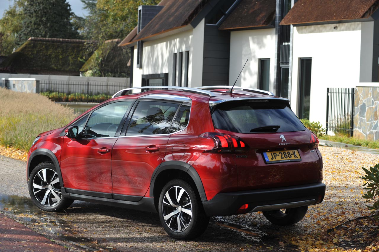 Peugeot vervangt de 100 pk 1.6 dieselmotor in de 2008 door de nieuwe 15 BlueHDi met hetzelfde vermogen.
