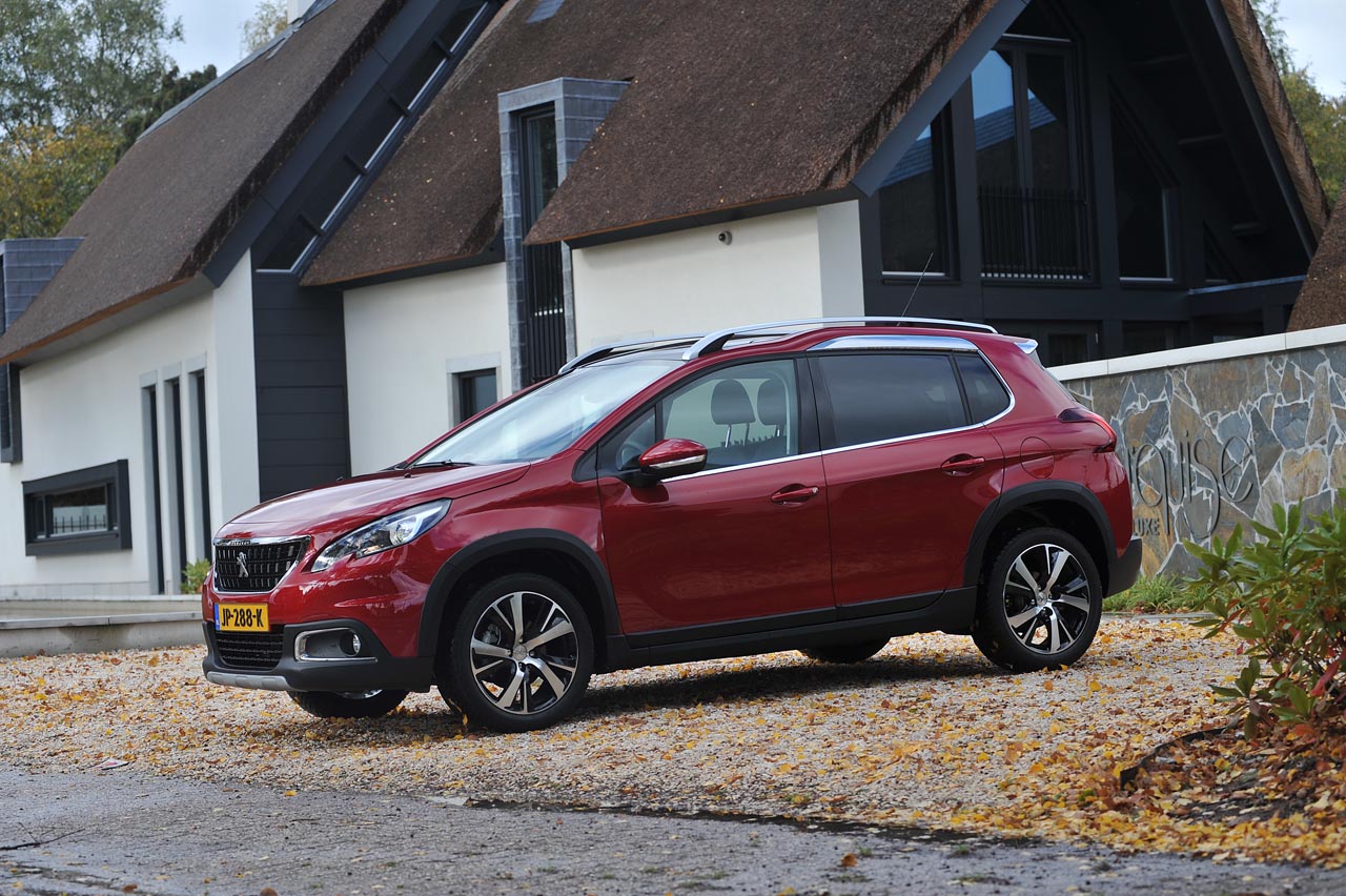 Peugeot vervangt de 100 pk 1.6 dieselmotor in de 2008 door de nieuwe 15 BlueHDi met hetzelfde vermogen.